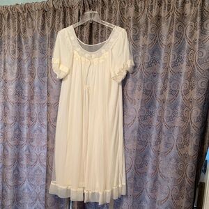 Vintage Romantic Cream Peignoir Set